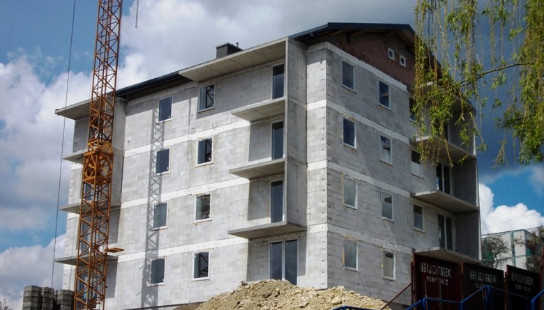 Budowa nowego bloku mieszkalnego na trzebińskim Osiedlu ZWM postępuje w szybkim tempie (Fot.: Robert Siwek).